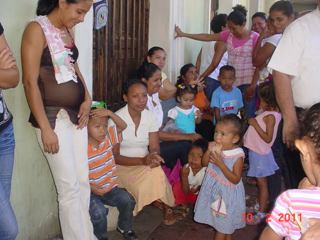 Estas inocentes criaturas en apoyo natural a sus padres por una vivienda digna